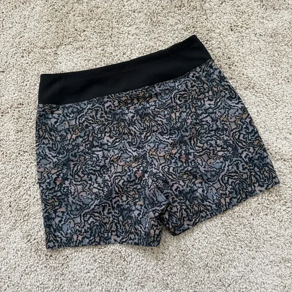 Athleta Trekkie North Shorts Kinetic Abstract Black Size 4 - Picture 3 of 8